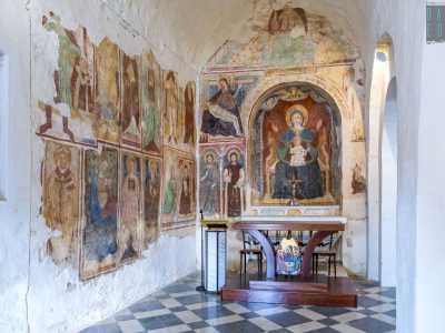 Camminando sul pavimento a scacchiera ci avviciniamo alle pareti affrescate, il vero tesoro  della chiesa. Sono opera della bottega di Giovanni di Francia: pittore attivo in Puglia nella prima met� del Quattrocento
